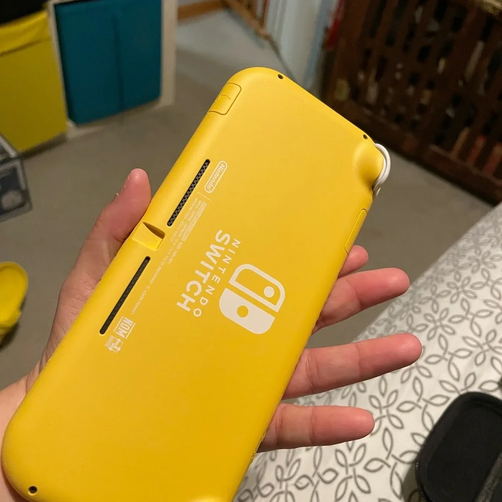 Barely used Switch Lite w game and case